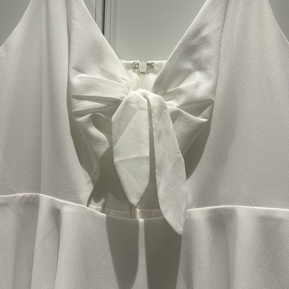 Simple white dress - Picture 2 of 5